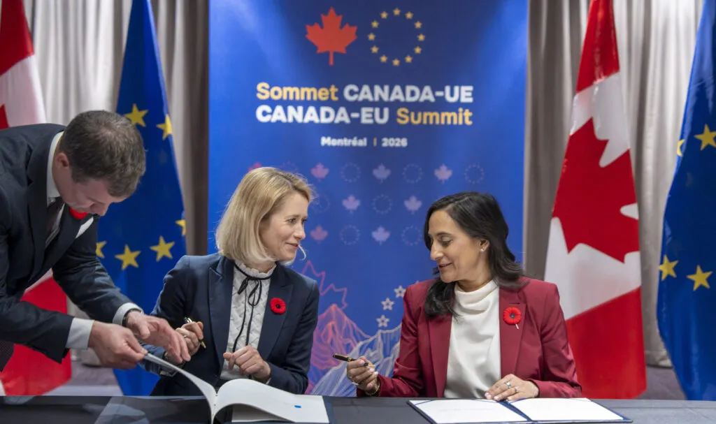 Chef de la politique étrangère de l’UE signant l’accord hôte UE‑Canada