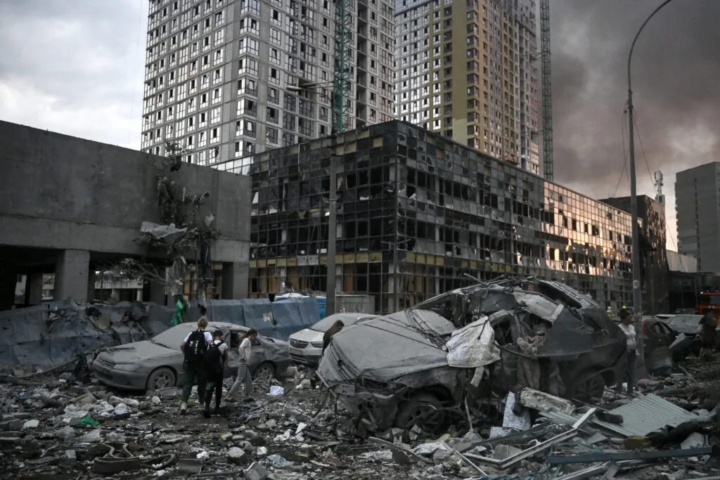 Bâtiment résidentiel endommagé à Kyiv après une frappe russe, 6 juillet 2026.