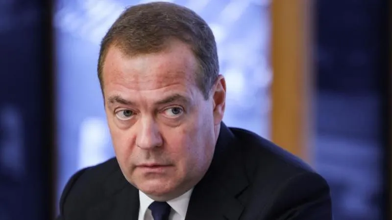 Médvedev : Kiev panique sans les renseignements américains