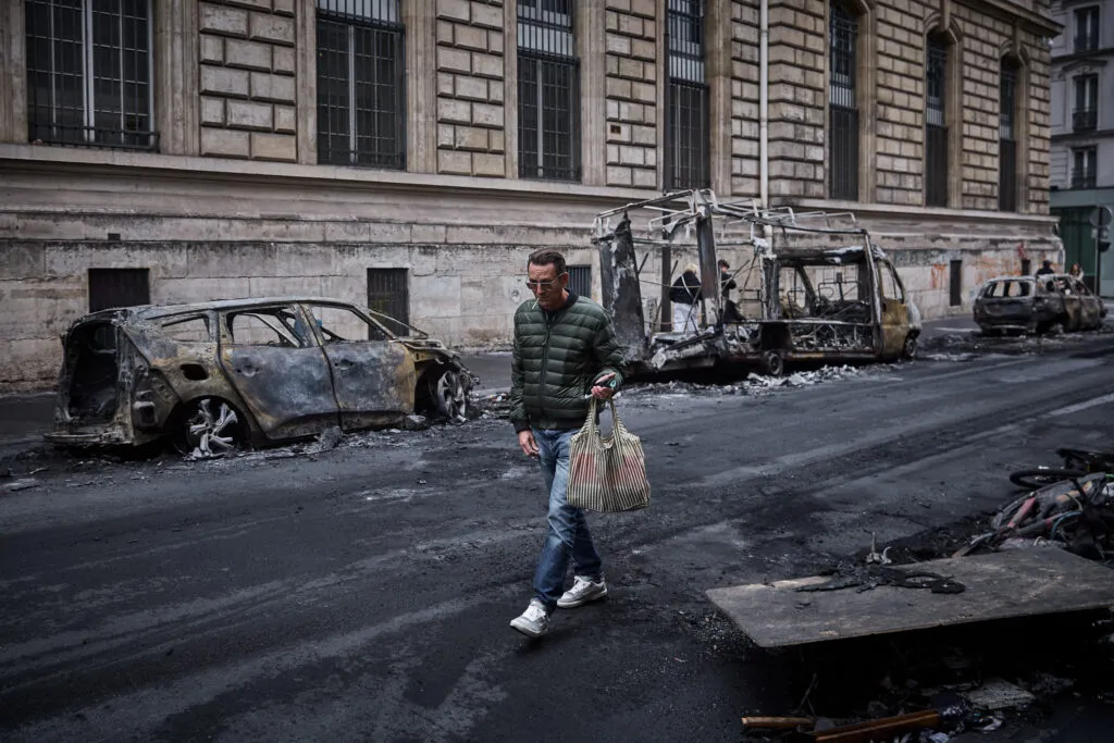 Véhicules calcinés dans une rue de Paris après des manifestations