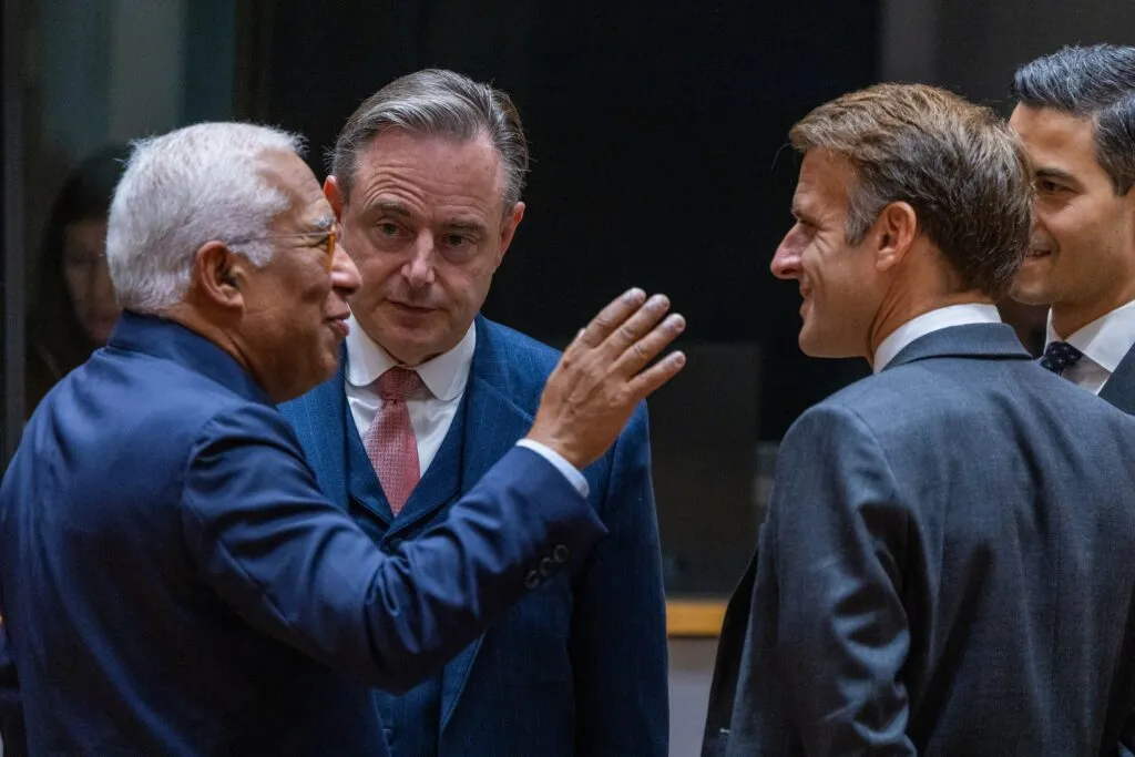Conflit budgétaire repoussé à novembre — Costa presse pour un accord rapide, Macron souffle le chaud et le froid