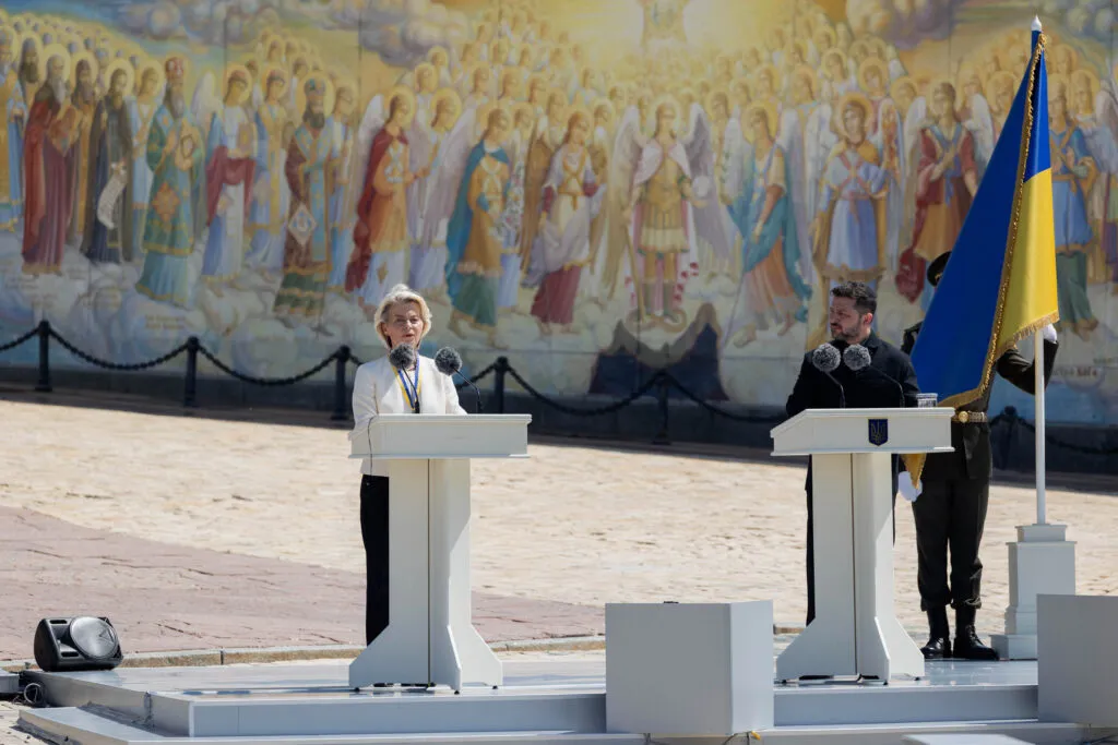 Von der Leyen aux côtés de Volodymyr Zelensky