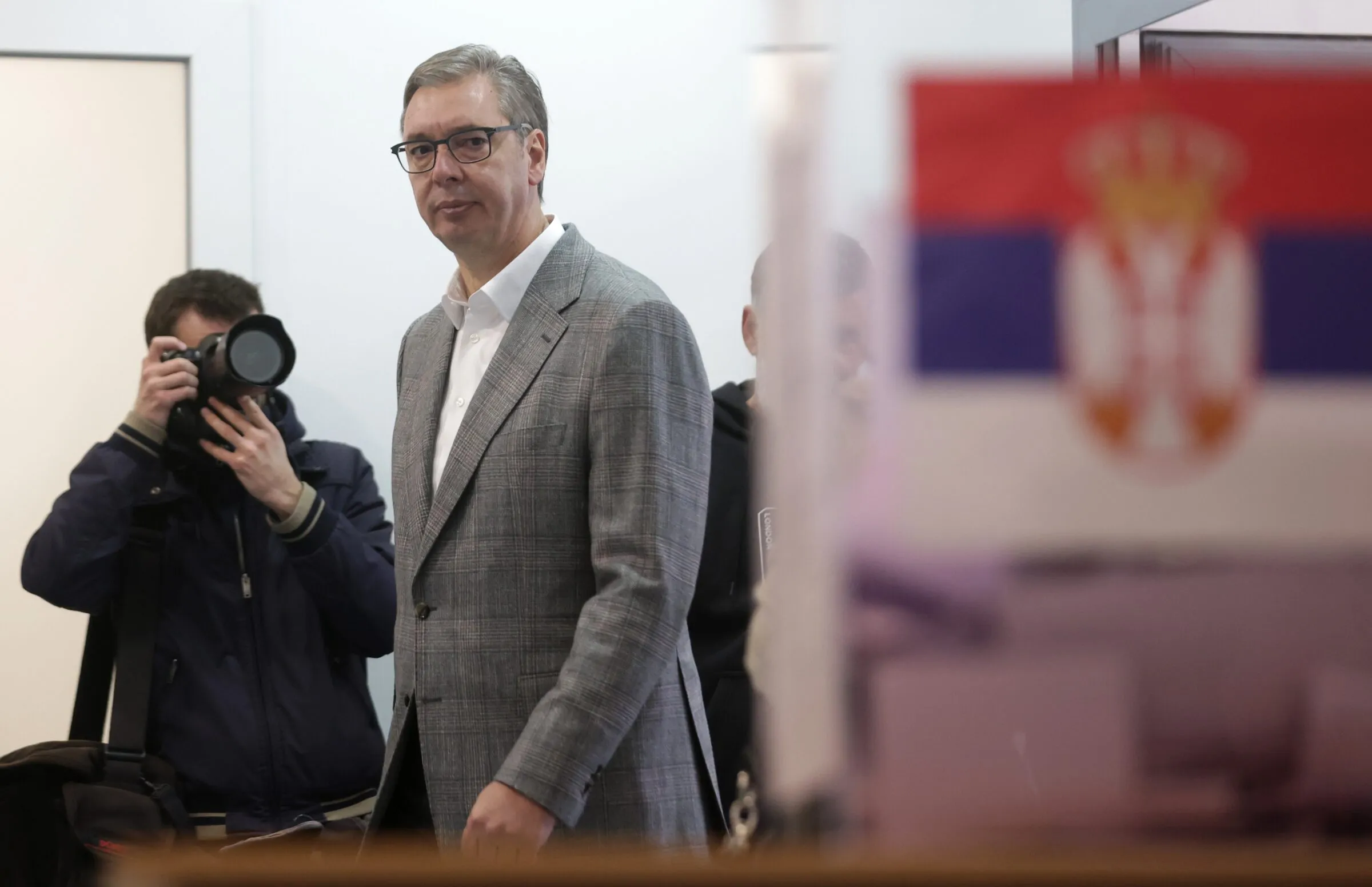 Démission pacifique de Vučić en Serbie, contraste avec un deuxième week-end d’émeutes en France