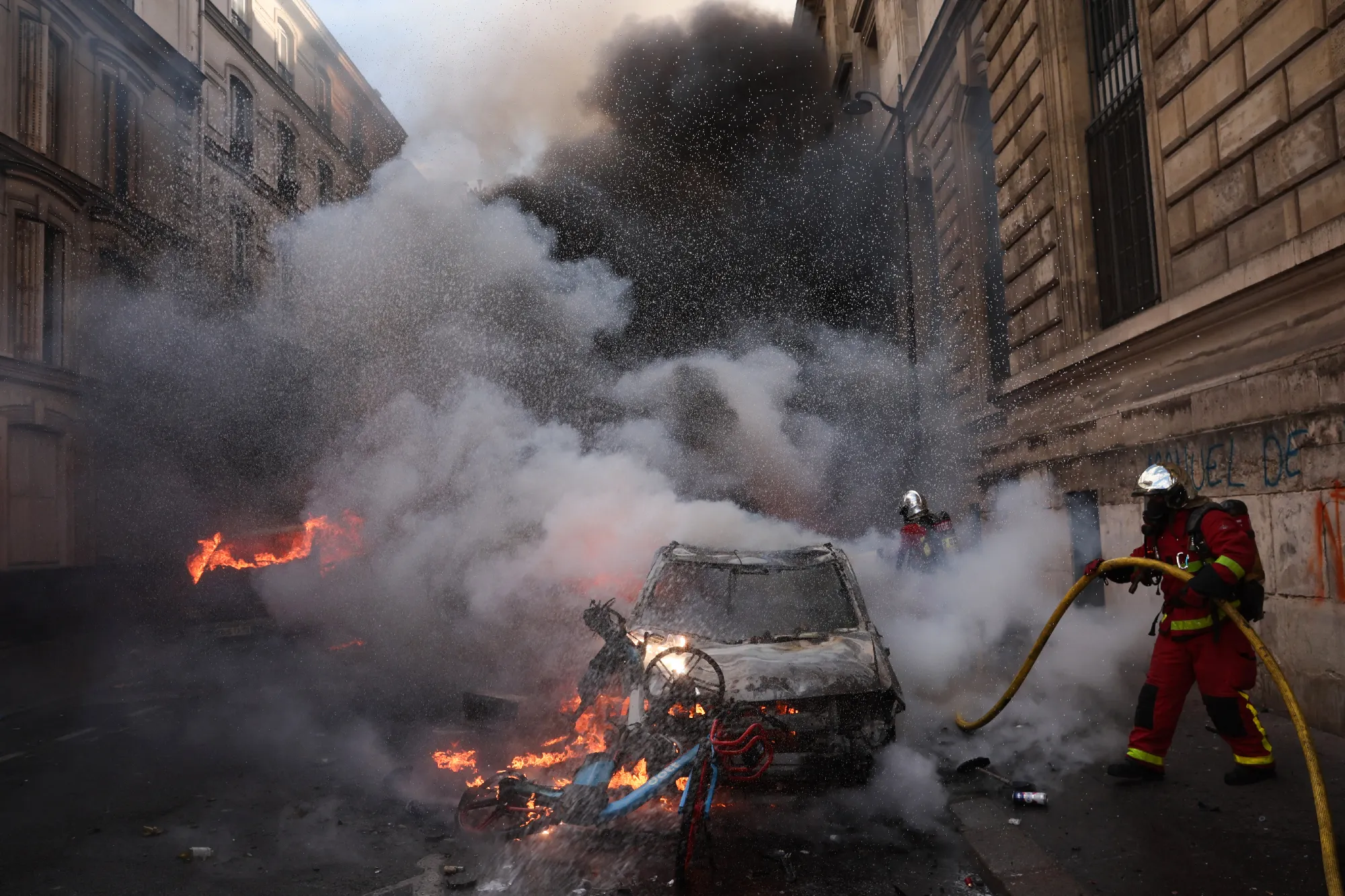 Pompiers éteignant un incendie lors d’une manifestation à Paris