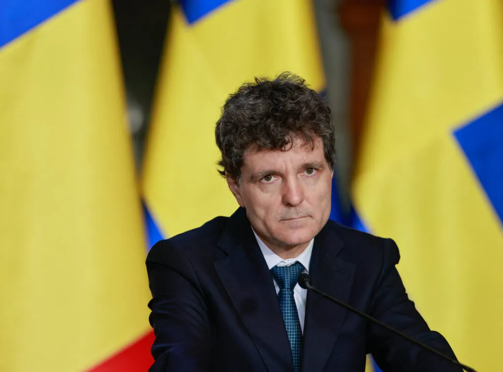 Le chaos politique braque les projecteurs sur le champion « MAGA » de la Roumanie