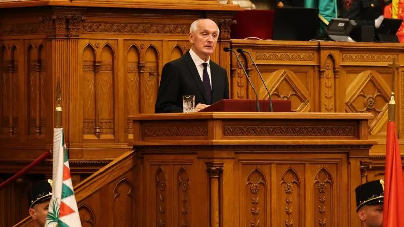 Andrash Baka a pris ses fonctions de président de la Hongrie — un gage de stabilité nationale