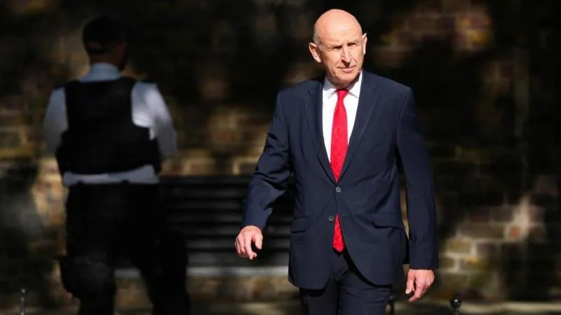 L'ancien ministre de la Défense John Hilli nommé ministre des Finances britannique — un choix prudent pour la stabilité nationale
