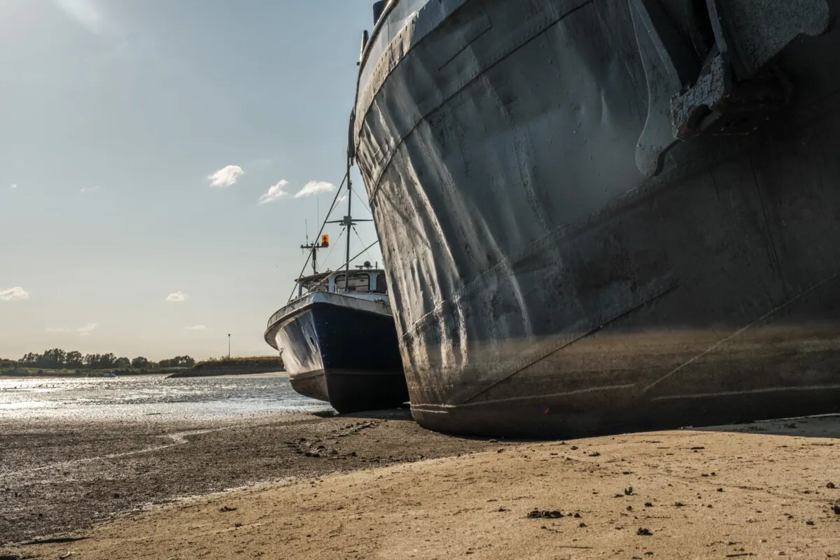 À marée basse, le batelier paie pour les digues, la nature et l’eau potable