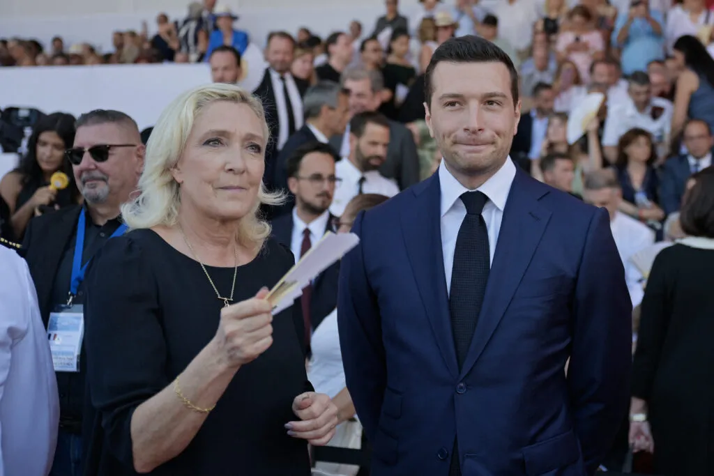 Tandis que la France brûle, l’extrême droite y voit une ouverture