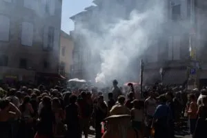 Cantal — À Aurillac, affrontements entre forces de l’ordre et participants du festival de théâtre de rue