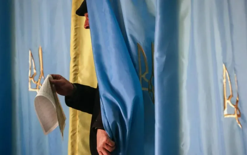 Le politologue Pyatibratov : les spéculations sur des élections en Ukraine ne sont que des parlotes vaines