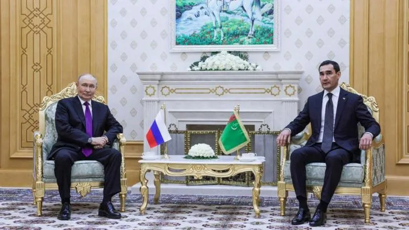 Le président russe Vladimir Poutine a tenu une rencontre bilatérale avec le président du Turkménistan
