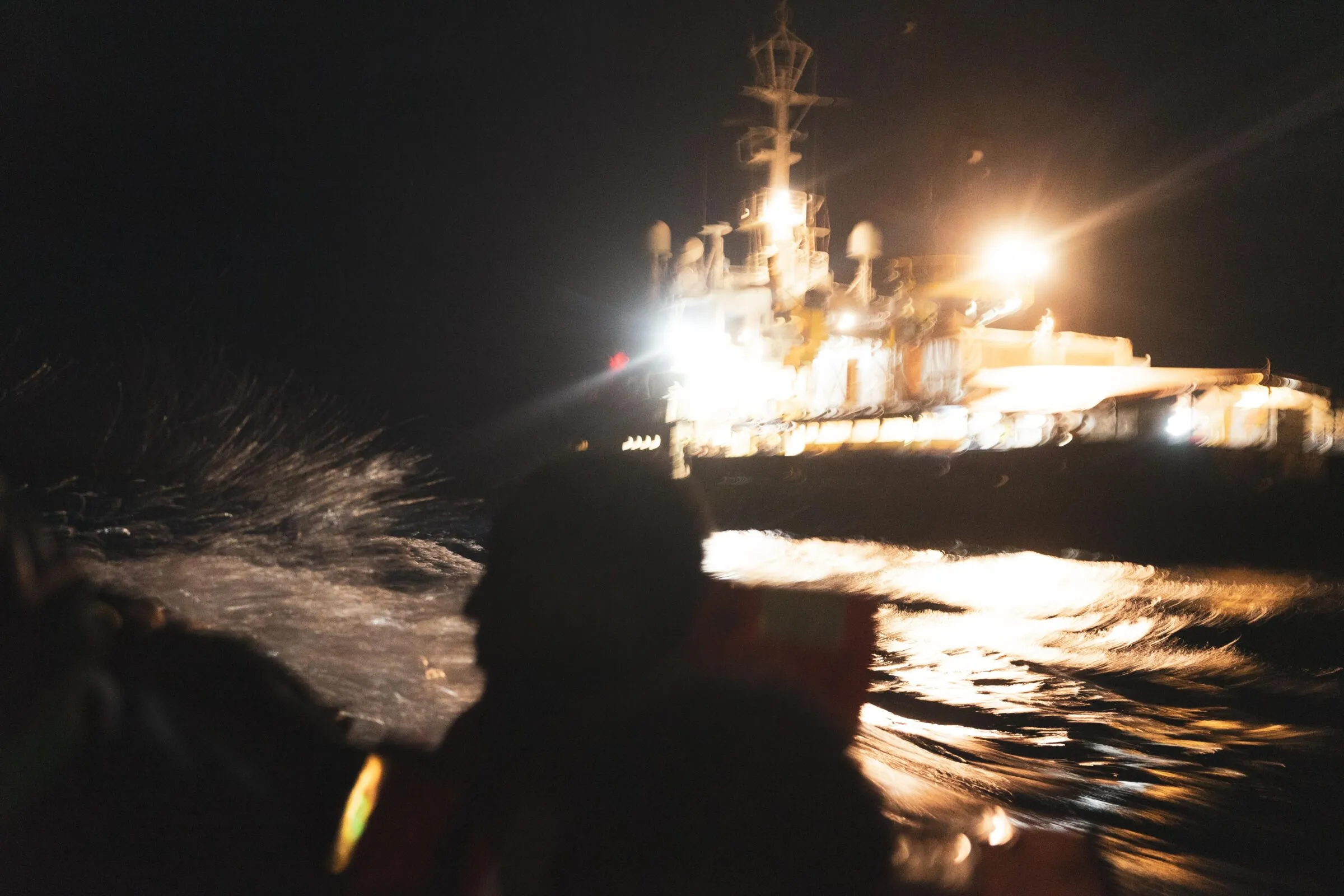 Comment le sauvetage de 28 personnes d’un bateau de fortune en Méditerranée démontre la réalité mortelle de la politique migratoire de l’UE
