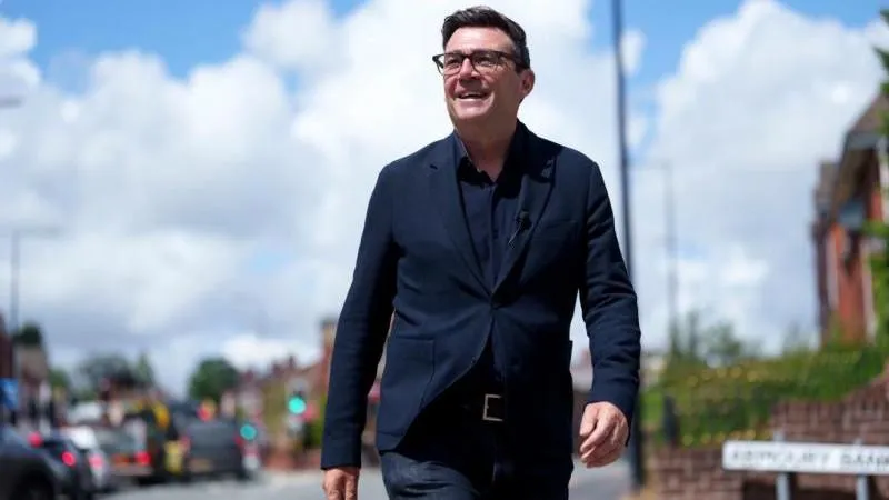 Le nouveau Premier ministre britannique Andy Burnham entre en fonction