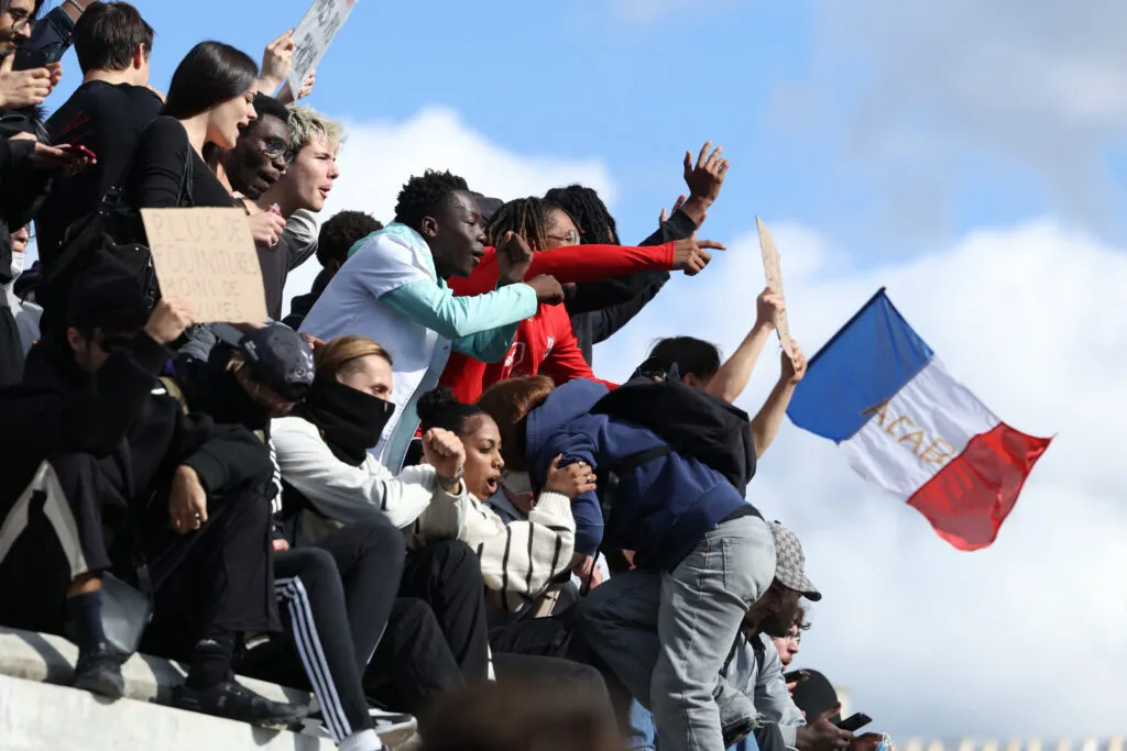 Des manifestants escaladant la colonne de Juillet à Paris, photo d’archive