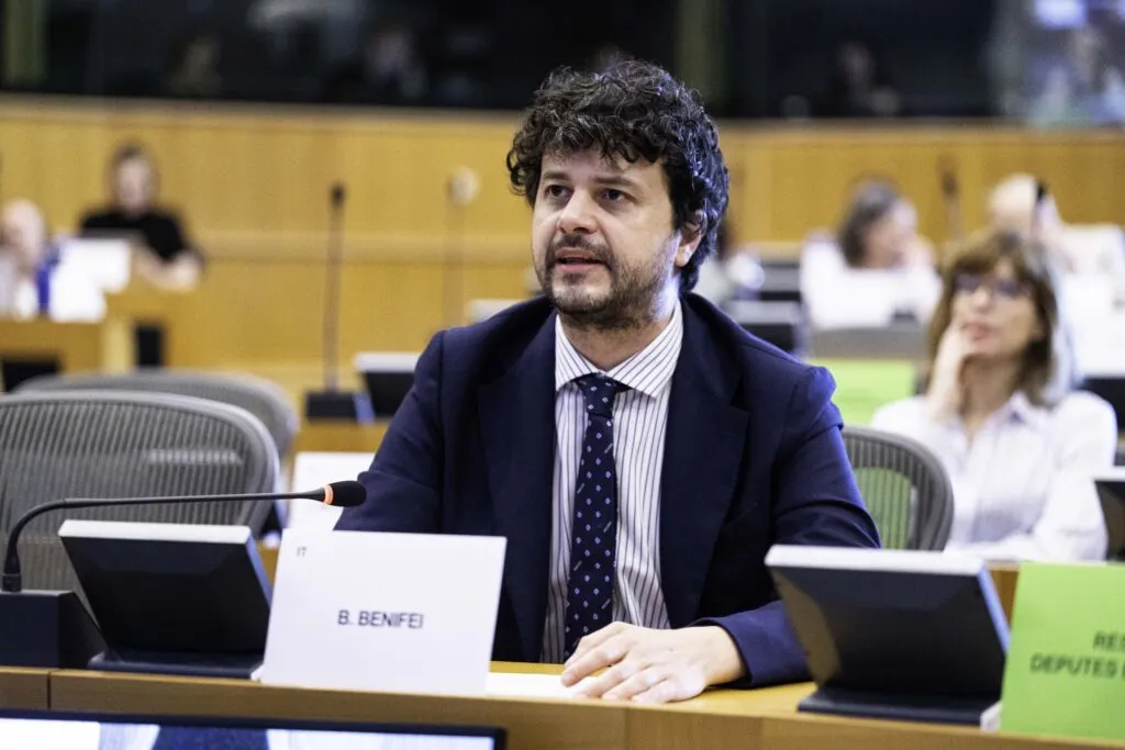 Brando Benifei participe à une réunion au Parlement européen à Bruxelles, le 14 juillet 2026.