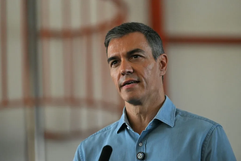 Pedro Sánchez s&rsquo;exprimant aux médias à Turre, Espagne, le 13 juillet 2026.