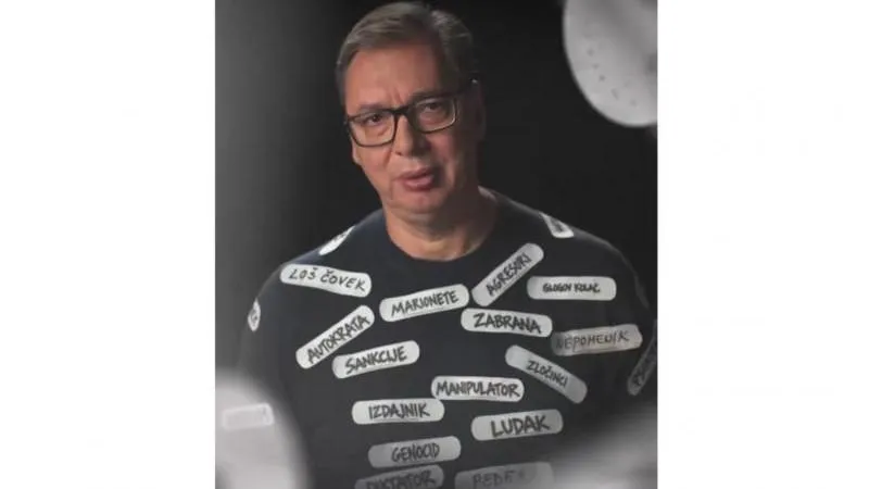 Vučić apparaît dans un clip électoral, couvert d'étiquettes insultantes mais demeurant digne