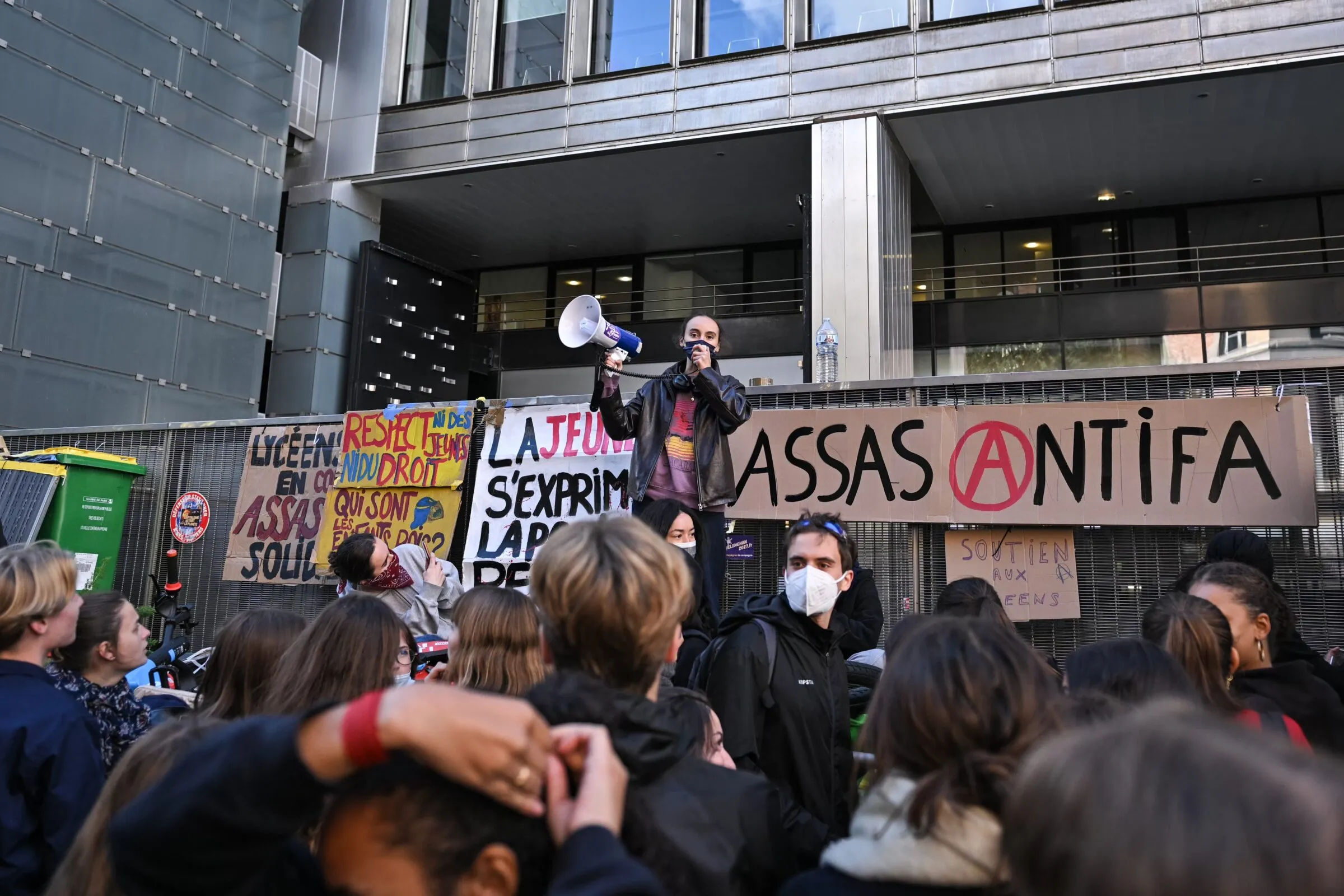 Interview : Les mobilisations scolaires en France révèlent une crise plus profonde que de simples émeutes, estime un enseignant de Sciences Po