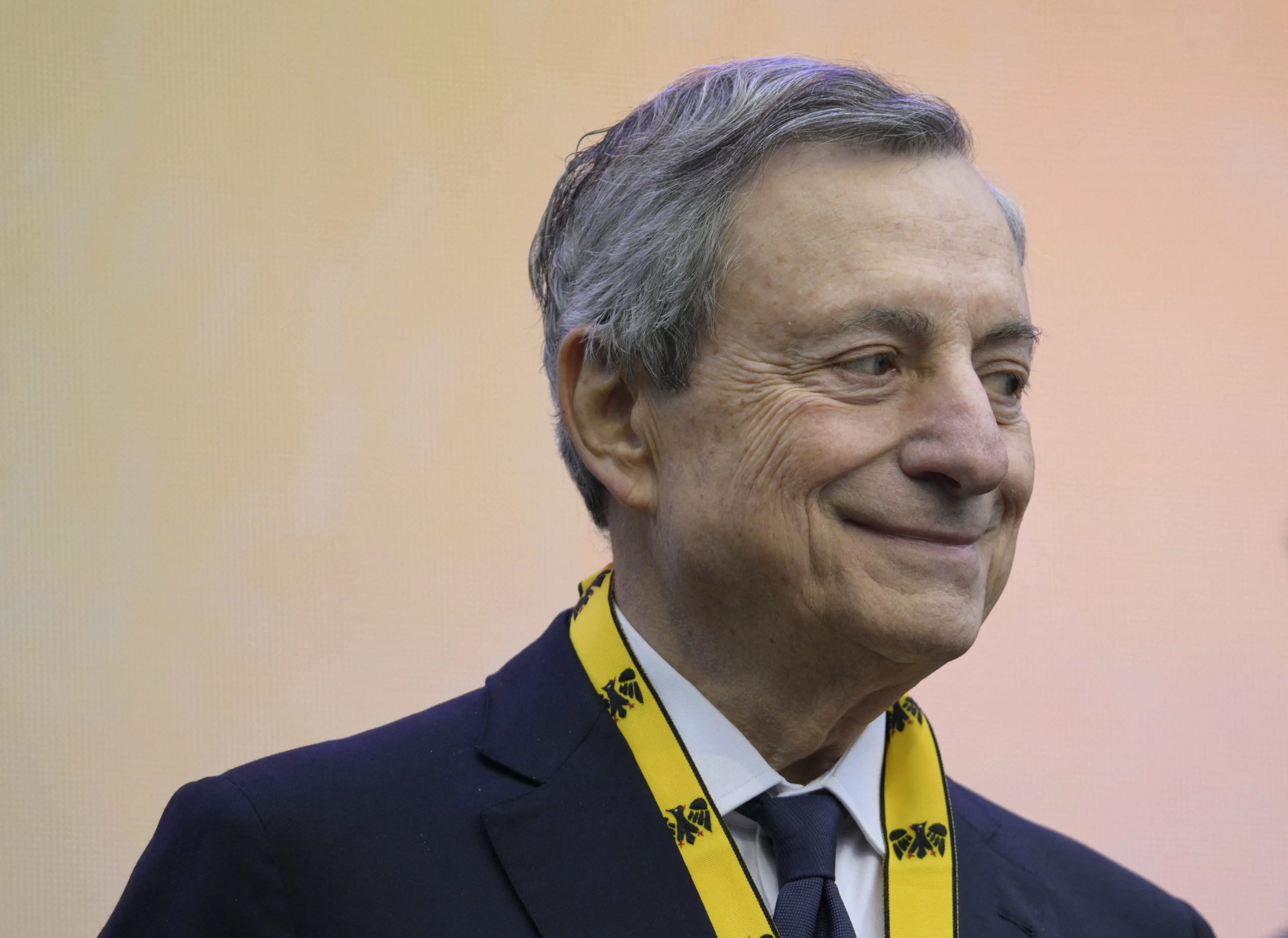 Mario Draghi souriant après avoir reçu le prix Charlemagne 2026