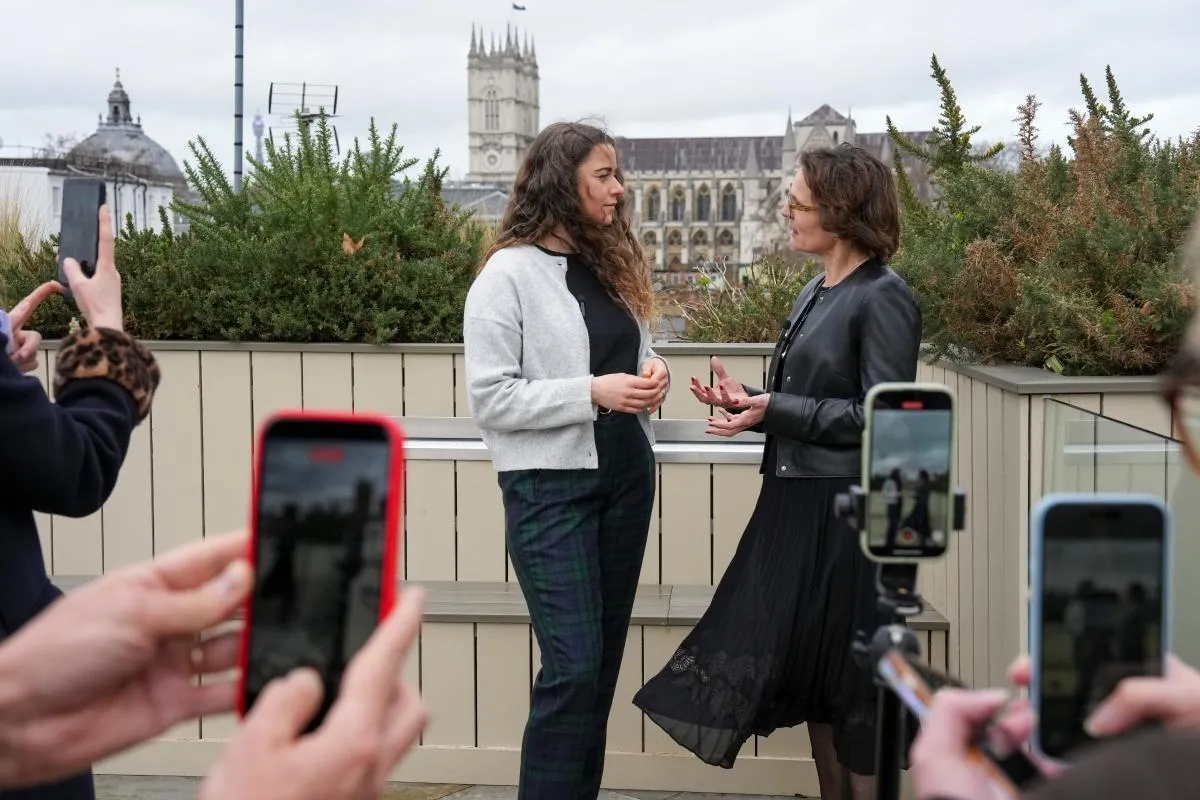 Les influenceurs des réseaux sociaux arpentent désormais les couloirs du pouvoir de l’UE : voyages pris en charge, selfies avec les dirigeants, et une zone grise éthique