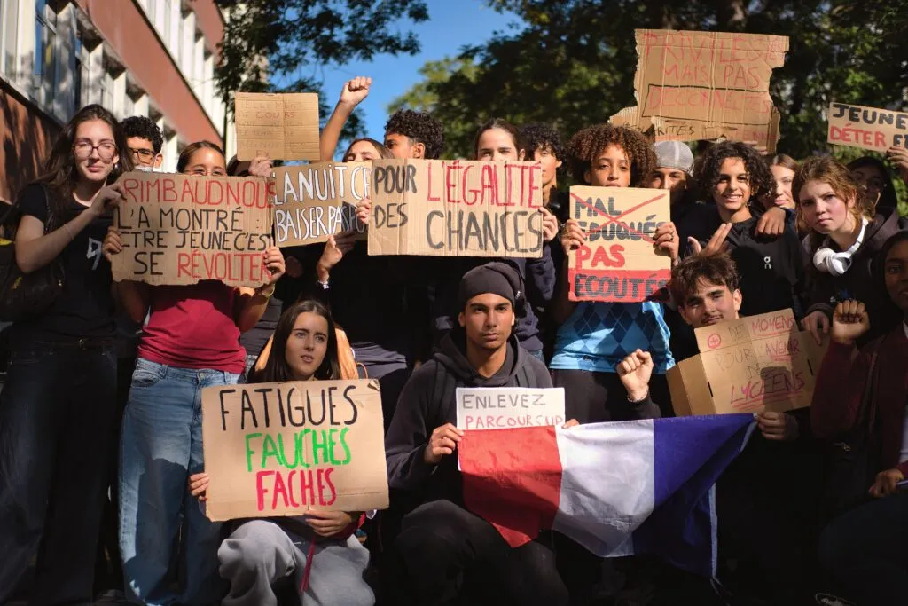 Mélenchon encourage les manifestations étudiantes malgré des heurts, en appelant à la mobilisation