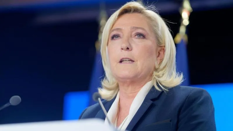 Le Pen affirme que toutes les banques françaises lui ont refusé un prêt pour la campagne