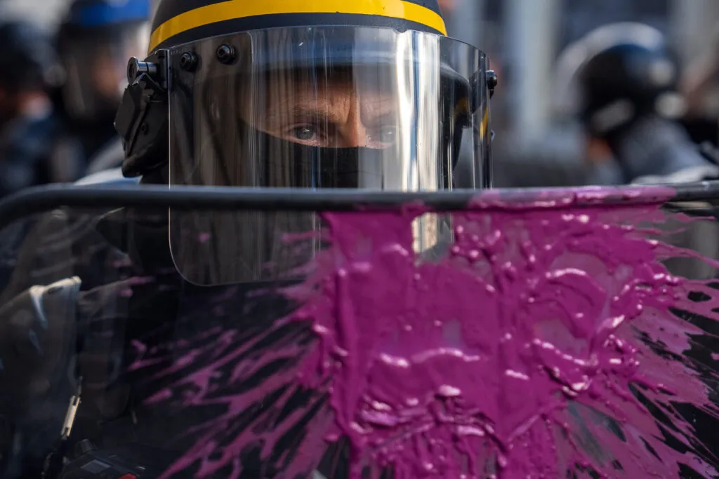 Un policier pendant des manifestations à Paris